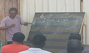 4. صيف لاهب ونزوح، مدينة تتعرَّق فناً — صورة 2